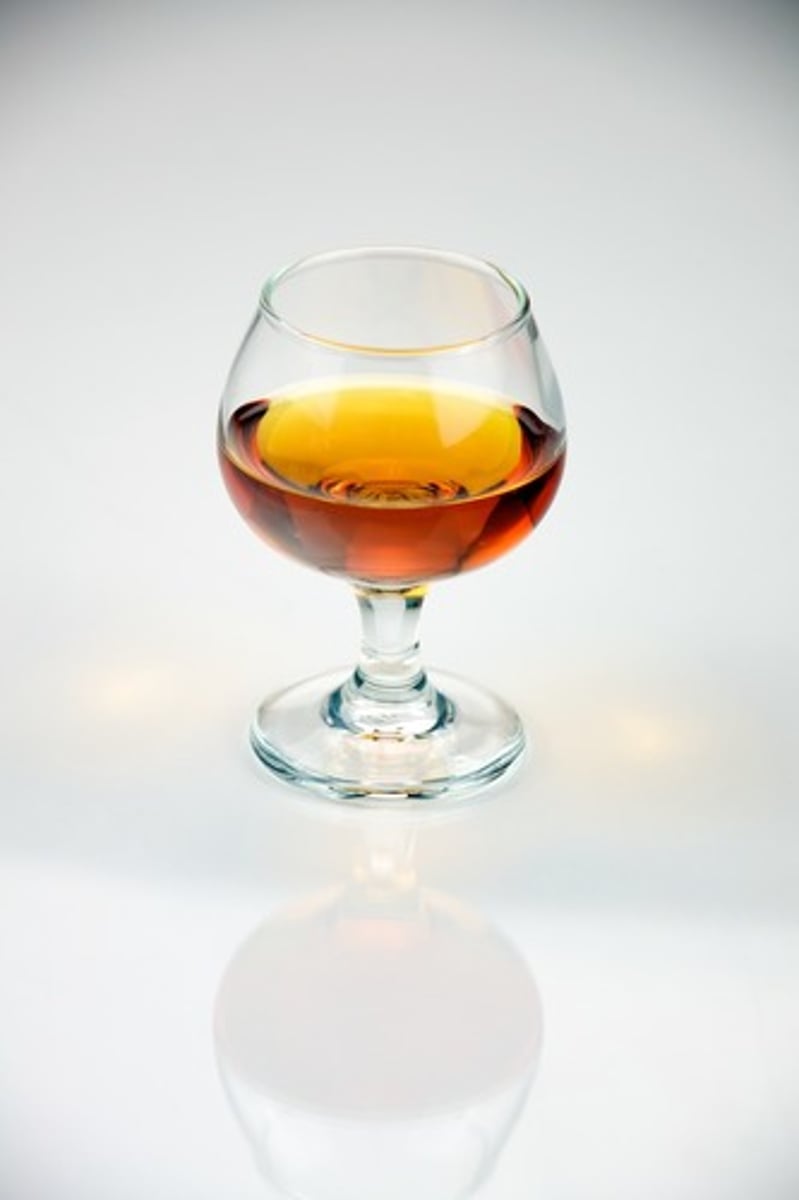 <p>(1 1/2 oz) Brandy</p><p>(1/2 oz) White Creme de Menthe</p>