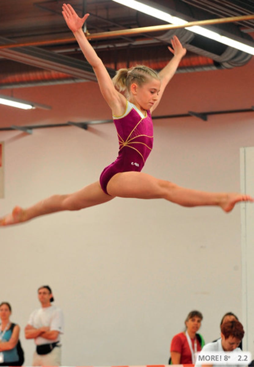 <p>Ella __________ hacer gimnasia.</p>