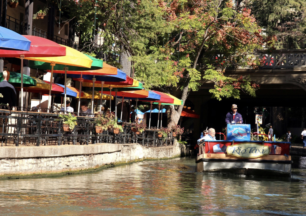 <p>San Antonio, Texas</p><p>muchos restaurantes</p>