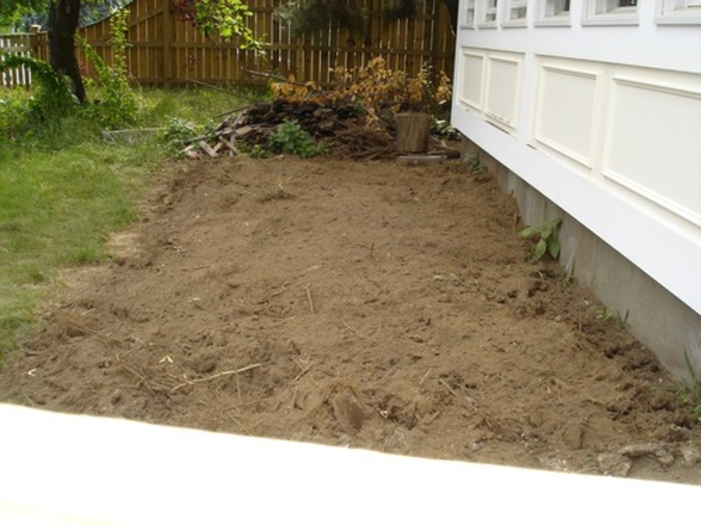 <p>(dì)</p><p>earth; soil; [de: go after verb to form adverb]</p>