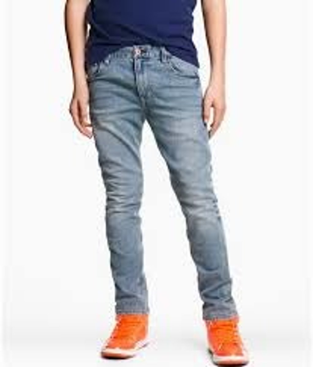 <p>O homem esta vestindo jeans e sapatos.</p>
