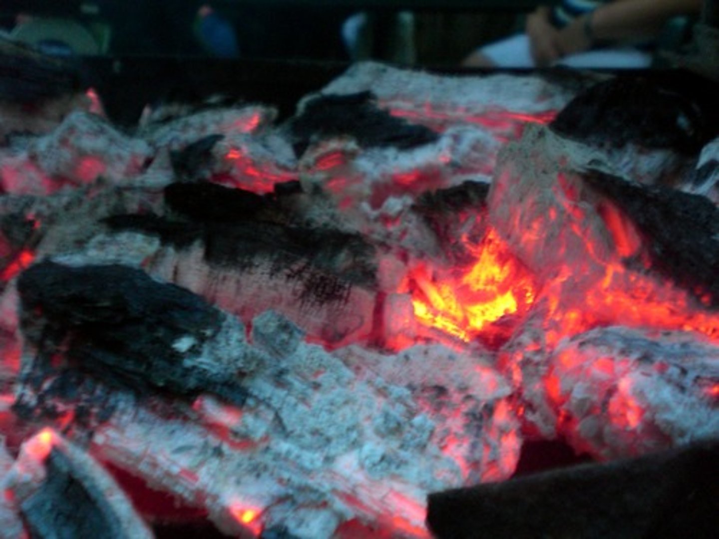 <p>pedazo de algo que se ha quemado y ya no arde, pero que sigue rojo y caliente.</p>