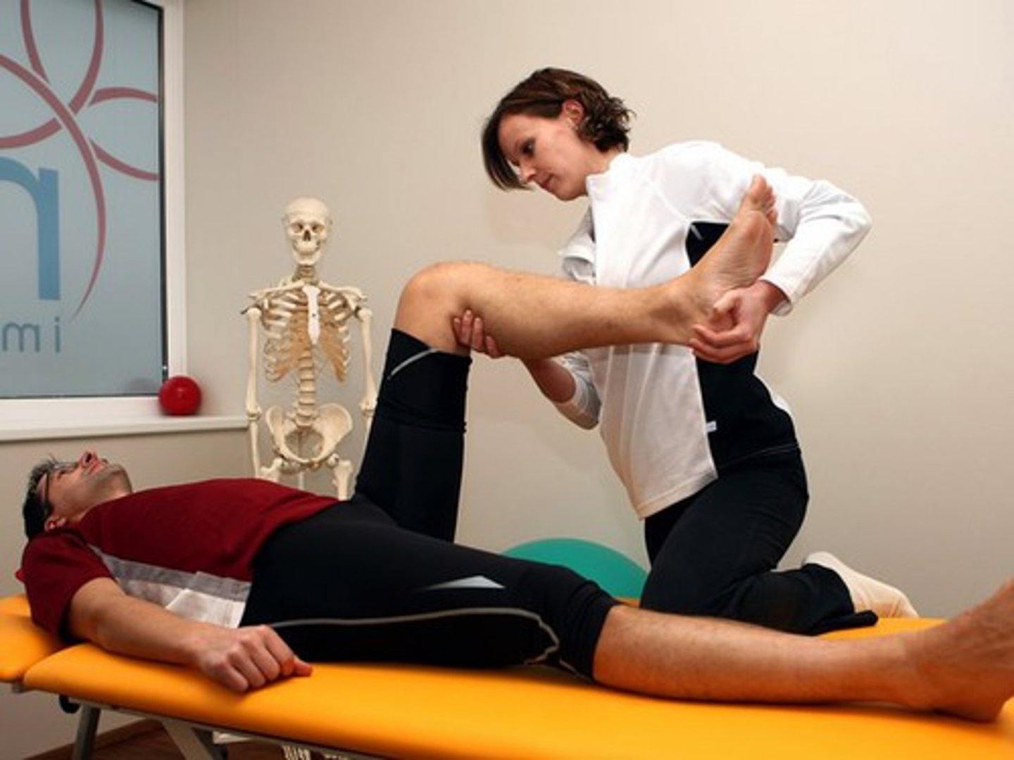 <p>physiotherapist (female)</p>
