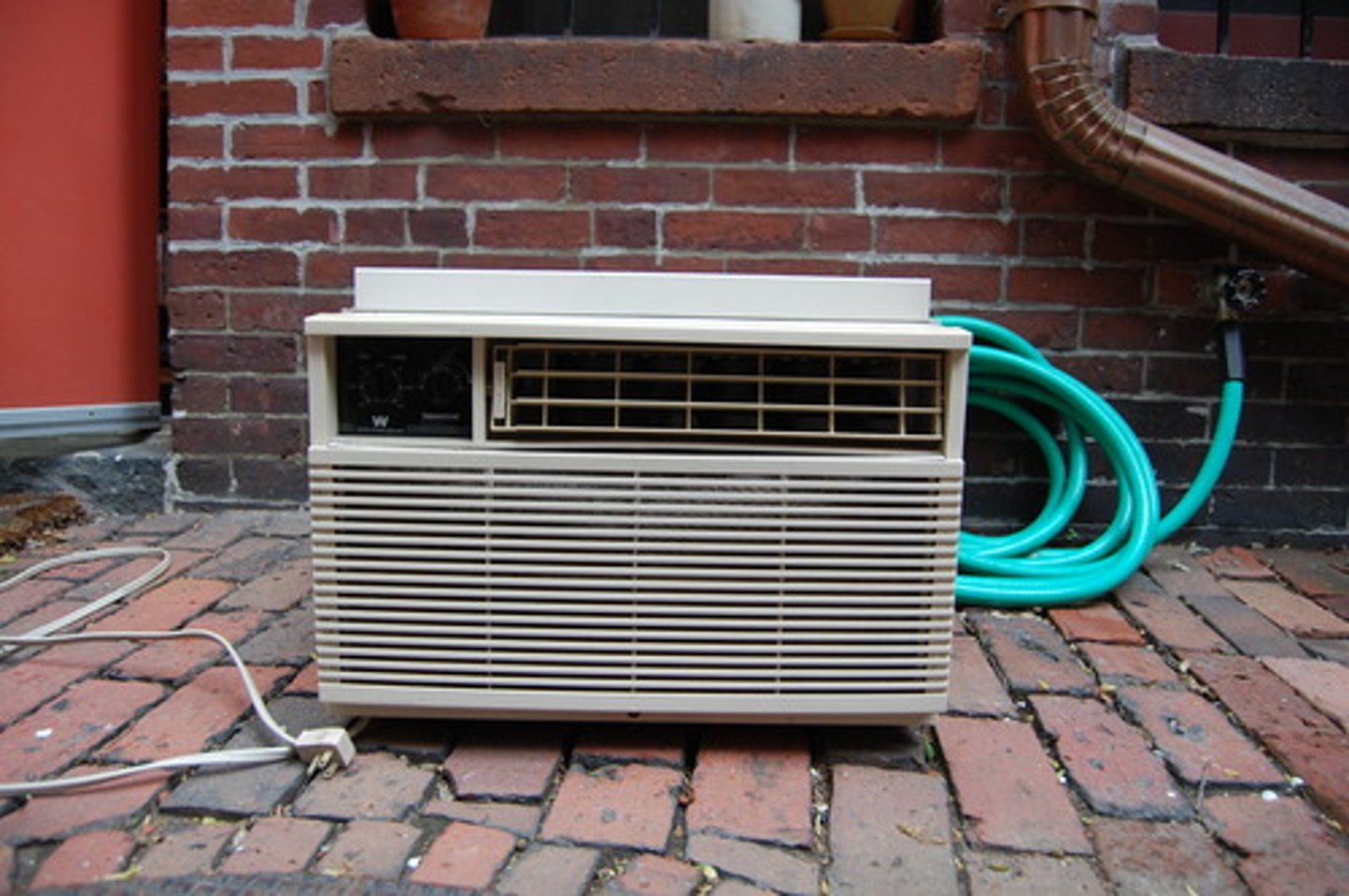 <p>una cosa para mantener la habitación fría (air conditioner)</p>