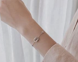 <p>Bracelet (n)</p>