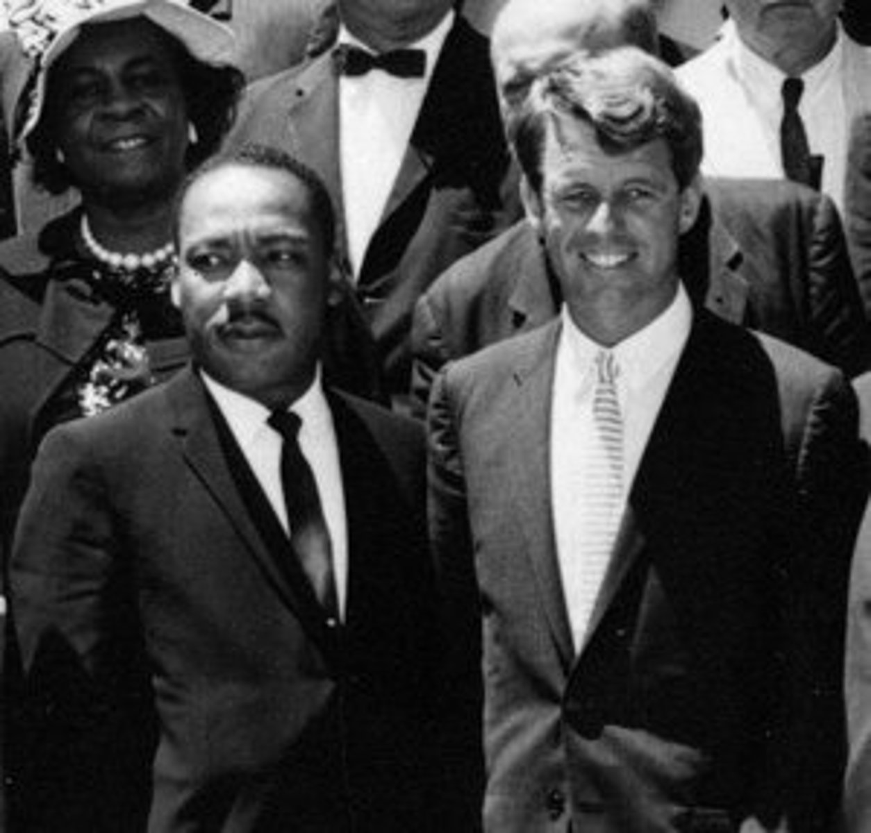 <p>April 4, 1968 and June 5, 1968: martin luther king jr was shot by james earl ray in memphis tennessee and robert kennedy was shot in california by sirhan sirhan. two very influential political figures of the decade.</p><p>4 de abril de 1968 y 5 de junio de 1968: Martin Luther King Jr. fue asesinado a tiros por James Earl Ray en Memphis, Tennessee, y Robert Kennedy fue asesinado a tiros en California por Sirhan Sirhan. Dos figuras políticas muy influyentes de la década.</p>