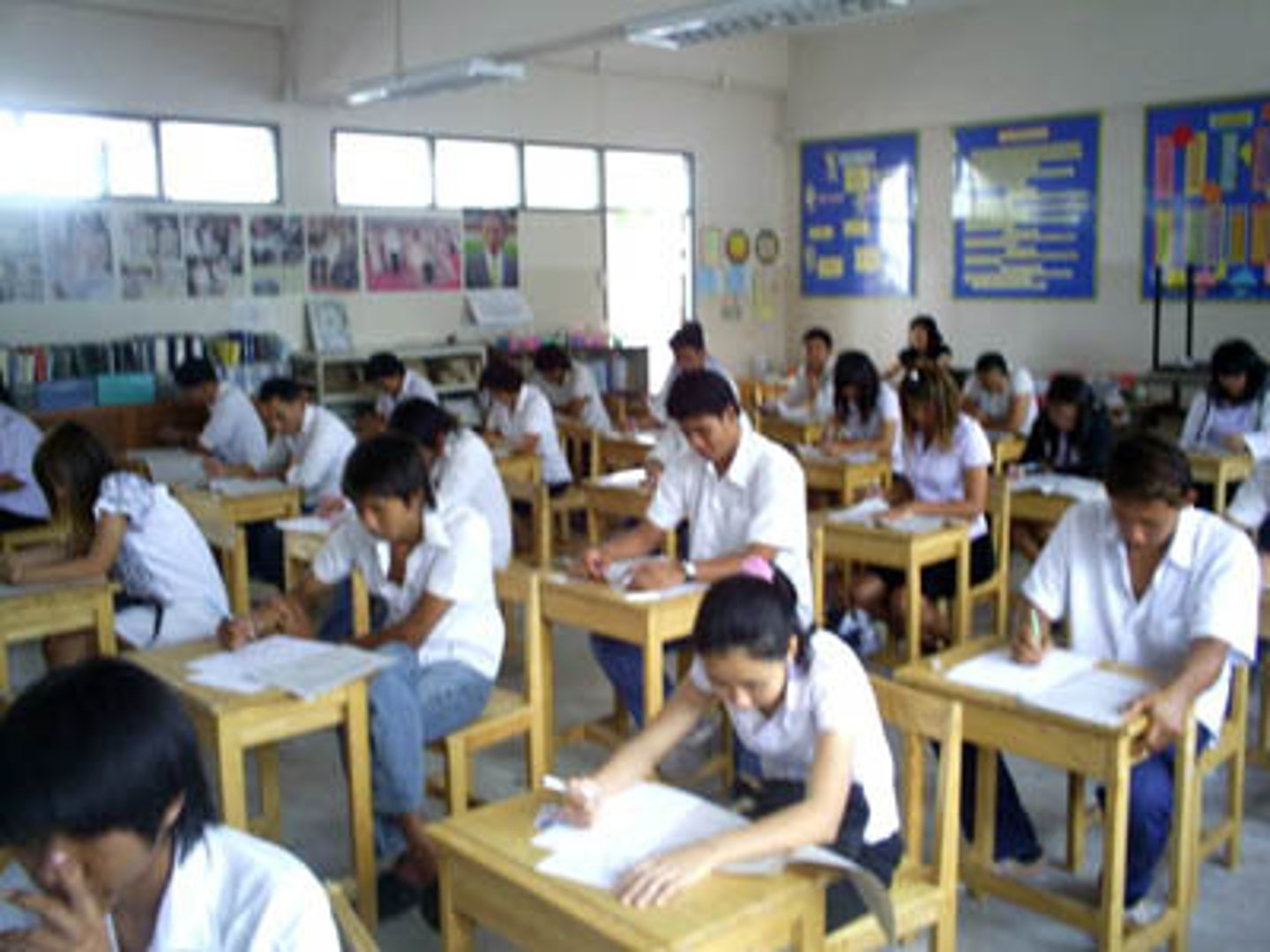 <p>a set of written or spoken questions that is used for finding out how much someone knows about a subject</p><p>(bài kiểm tra)</p>