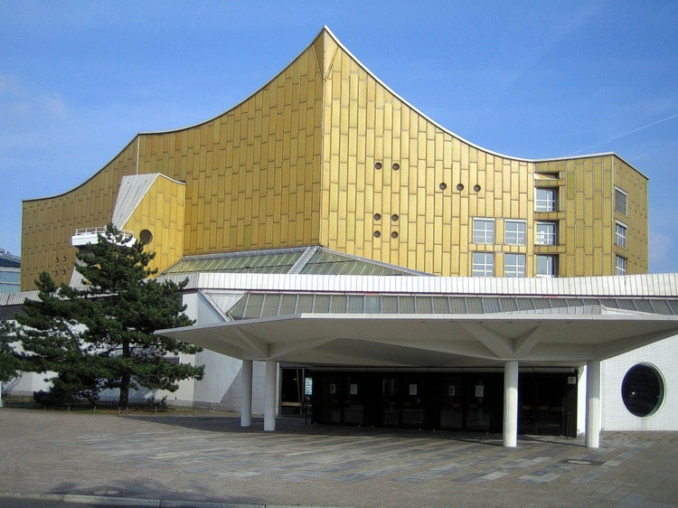 <ul><li><p>expression of cultural freedom</p></li><li><p>irregular form w/ clear articulation</p><ul><li><p>lower concrete, upper encloses concert hall (metal)</p></li></ul></li><li><p>orchestra in the middle, seats wrap</p><ul><li><p>like bowl</p></li></ul></li></ul><p></p>