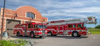 <p>A big truck with firefighting equipment used to respond to fires and emergencies. </p><p>‘‘The fire engine rushed to the burning house with its siren on.’’</p>