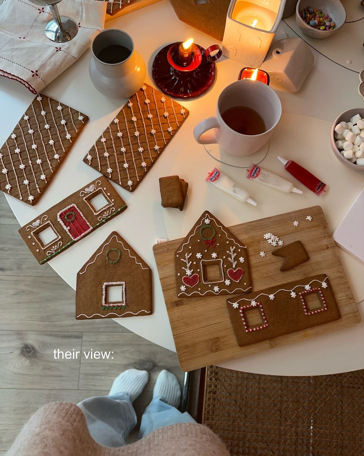 <p>We <strong>make a gingerbread house</strong>.</p>