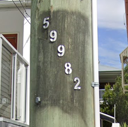 <p>Which Australian state have black markings on poles with diagonal numbers?</p>