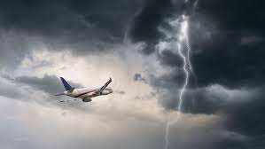 <p>Bajó</p><p>El avión bajó de altura por la tormenta</p>