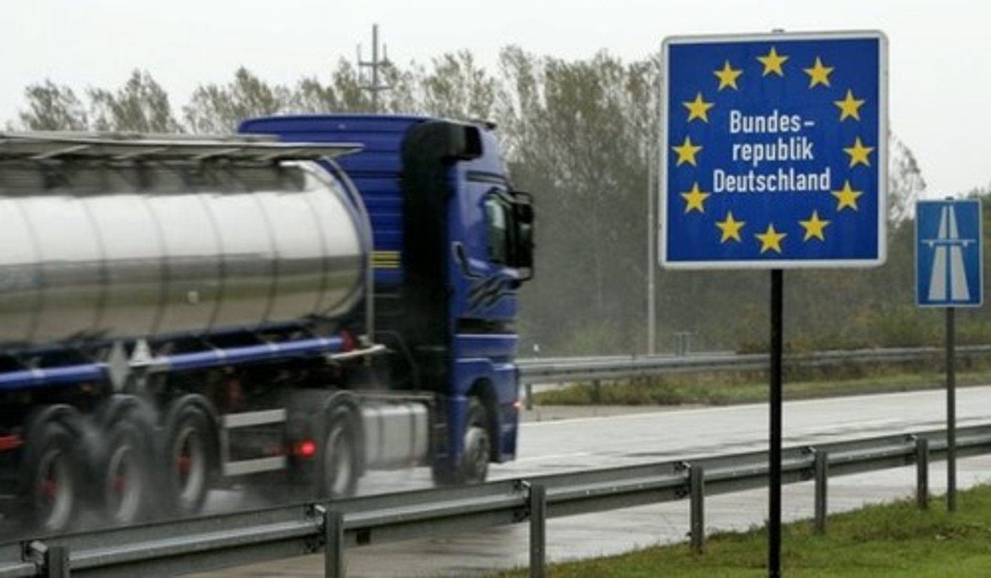 <p>traverser, franchir la frontière</p>