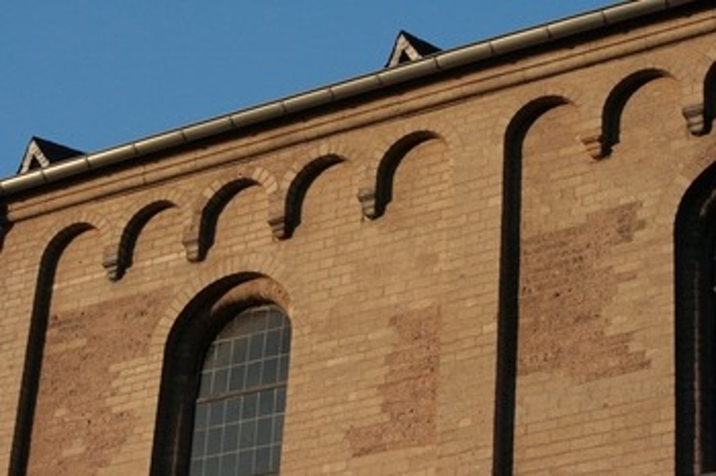 <p>What is a decorative blind arcade, usually located on the exterior of a building?</p>