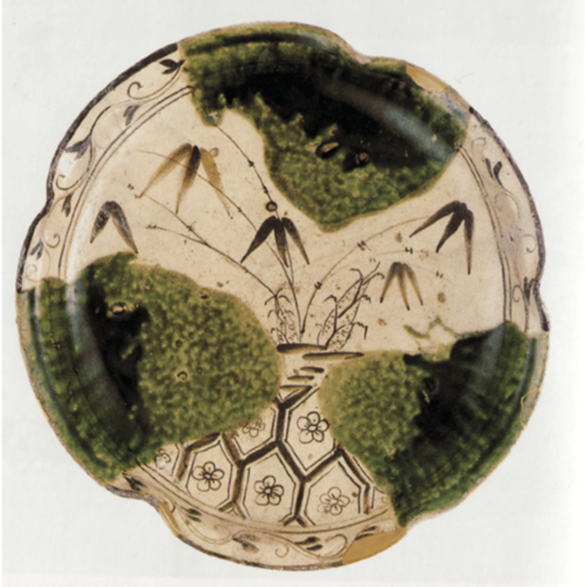 <p>Japanese ware priced for tea ceremonies. <span class="bgY">Brown iron-oxide painted designs</span> derived from motifs of textile decoration, juxtaposed with an irregular splash of runny, <span class="bgY">transparent green glaze.</span></p>