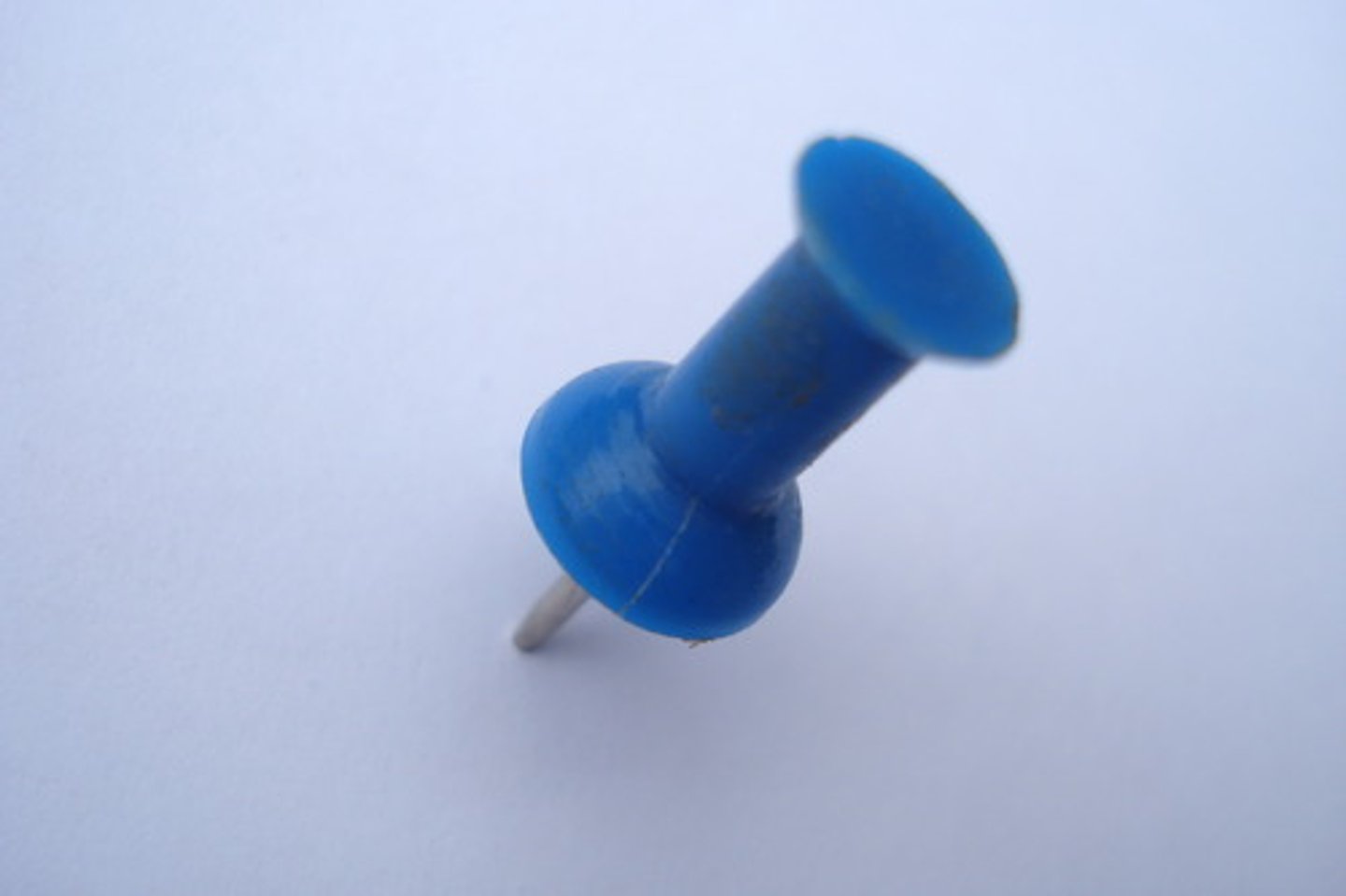 <p>канцелярська кнопка</p>