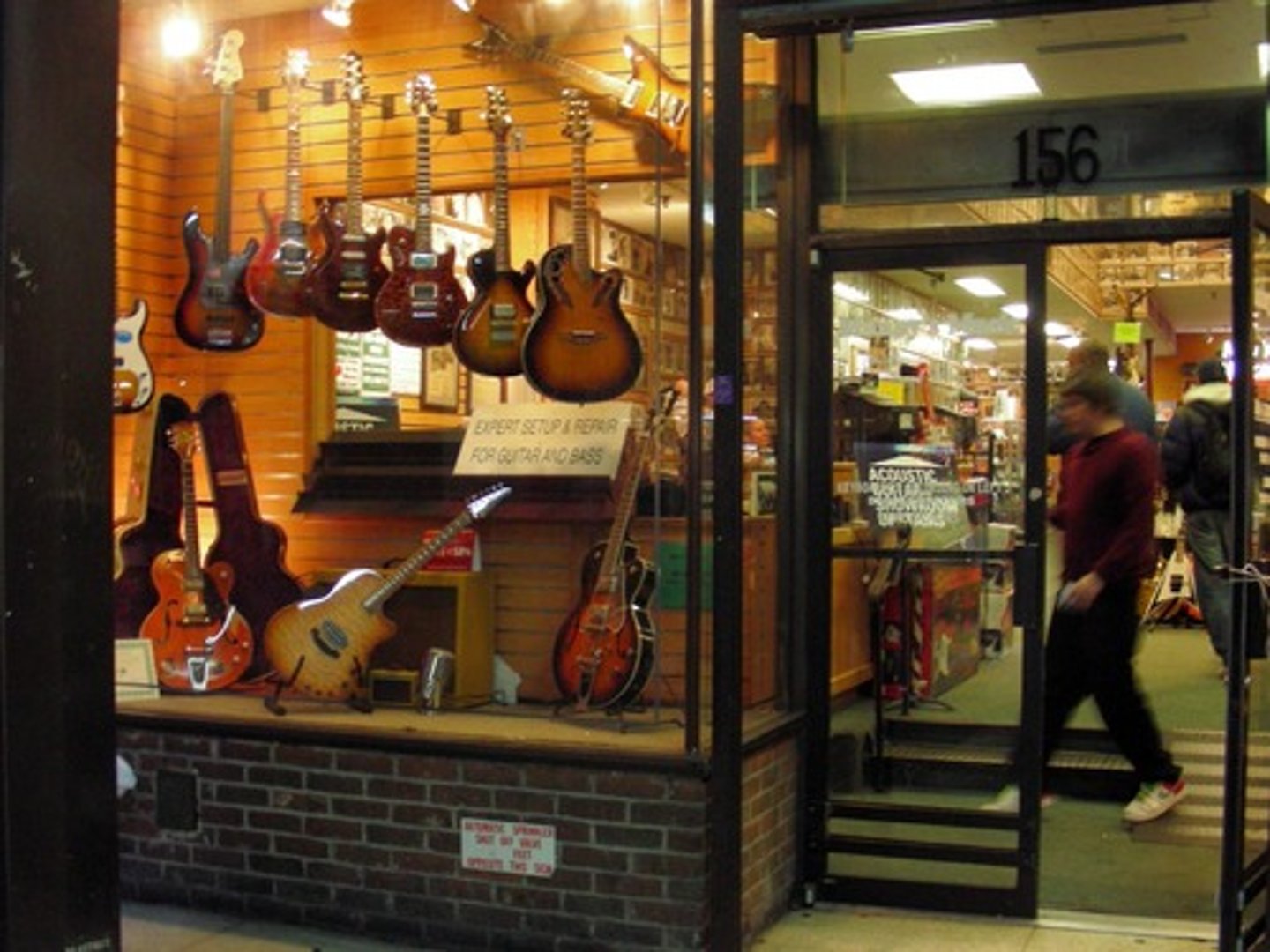 <p>музична крамниця</p>