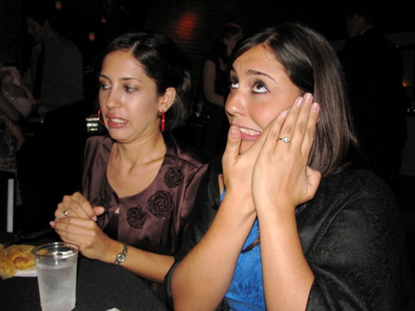 <p>causing difficulty or embarrassment : khó xử, ngượng ngùng</p>