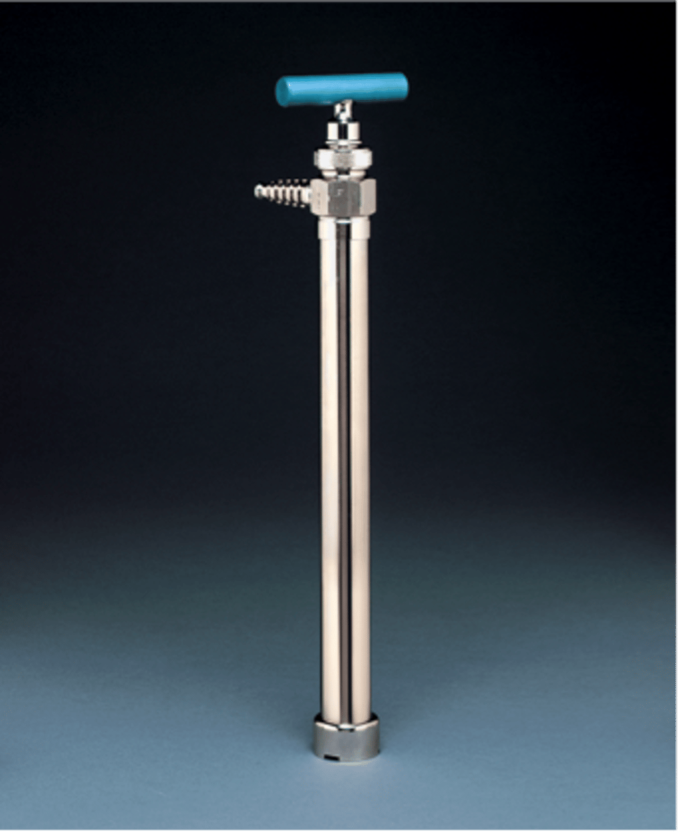 <p>a tool to fill something with air (like a bike tyre or mattress)</p><p>Use a ~ to fill the mattress.</p><p>He used a ~ for his bike tyres.</p>