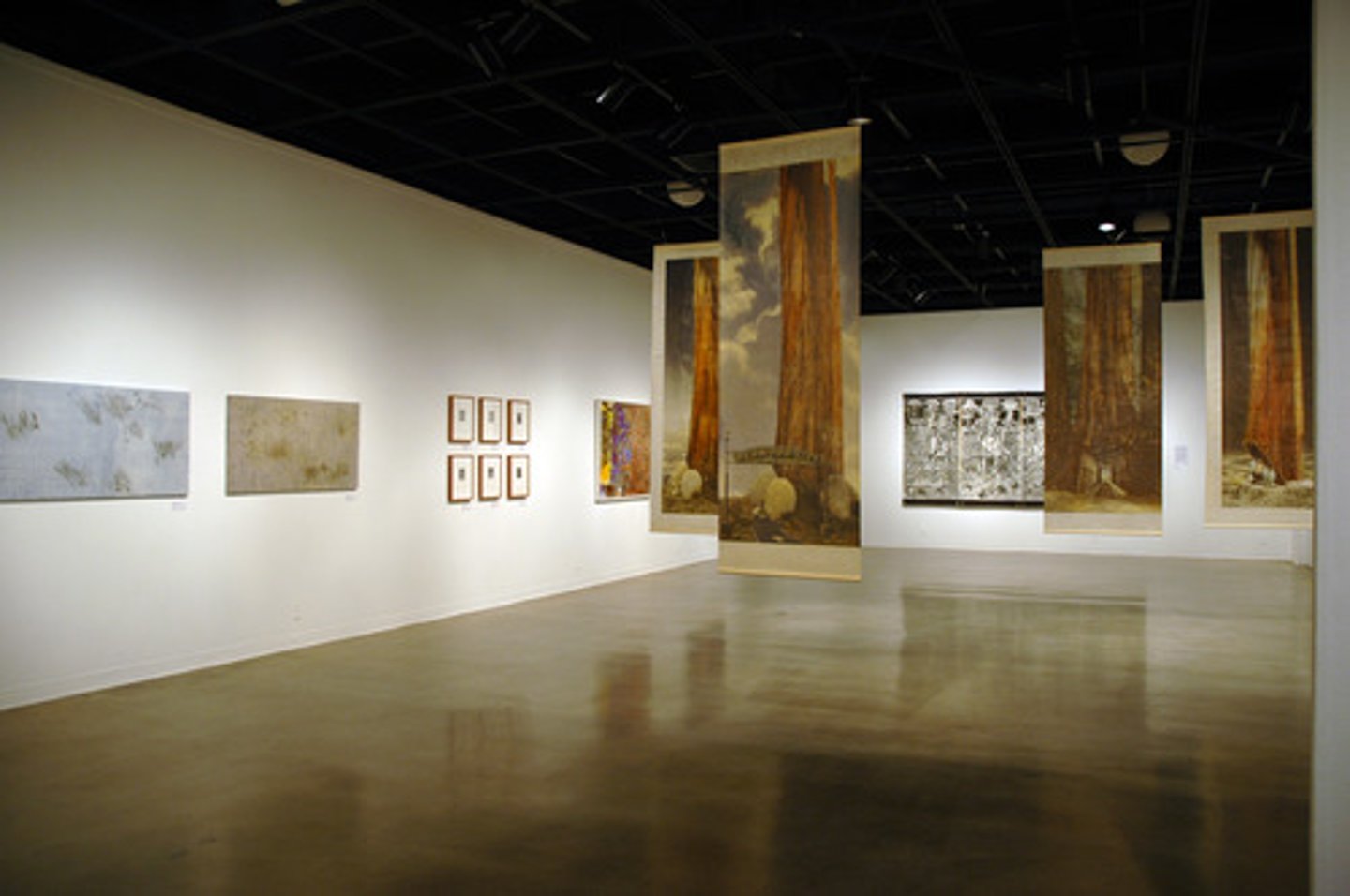 <p>show something in public</p><p>He ____ his paintings ___ _____ at the gallery.</p>