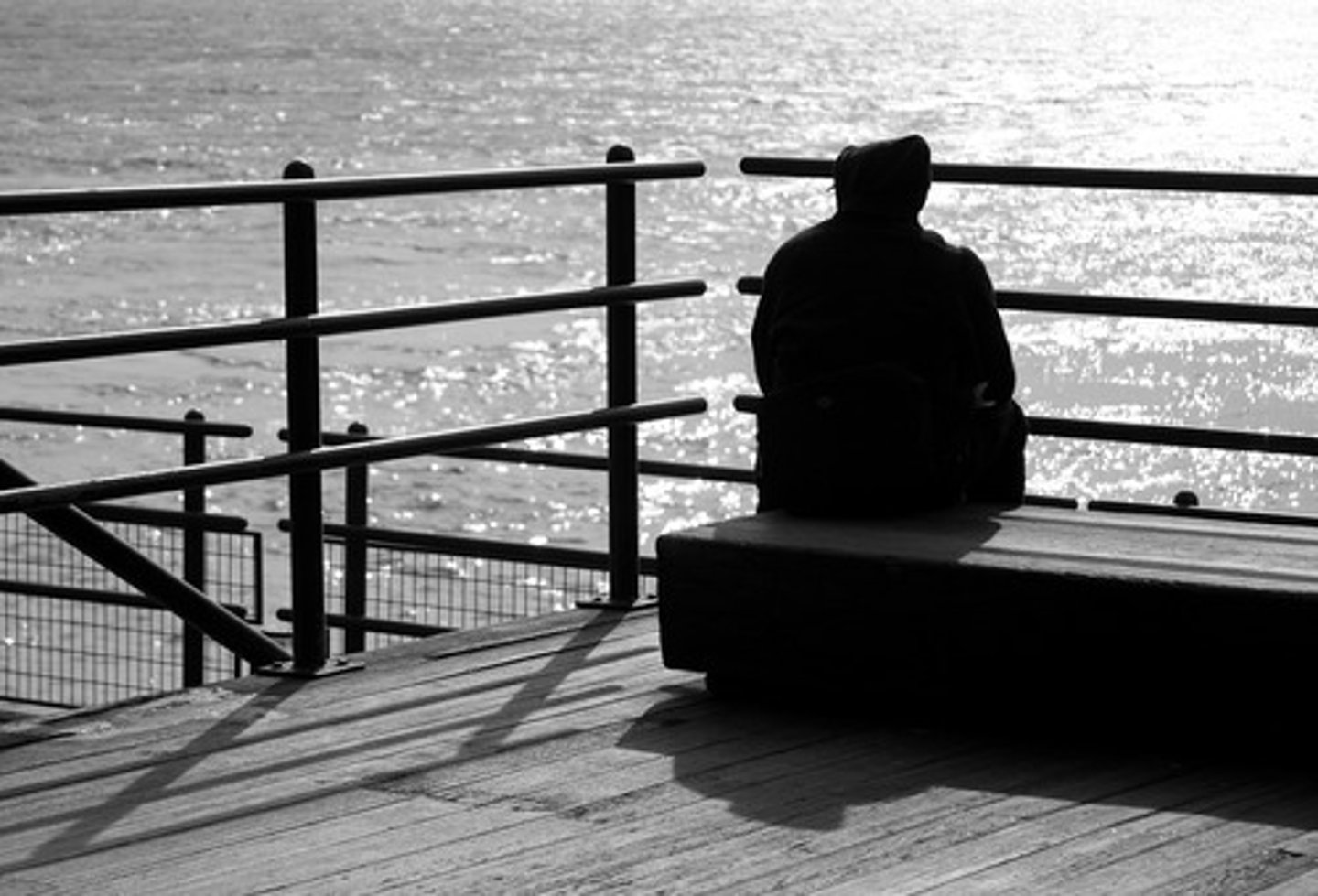 <p>отчуждать, отдалять</p>