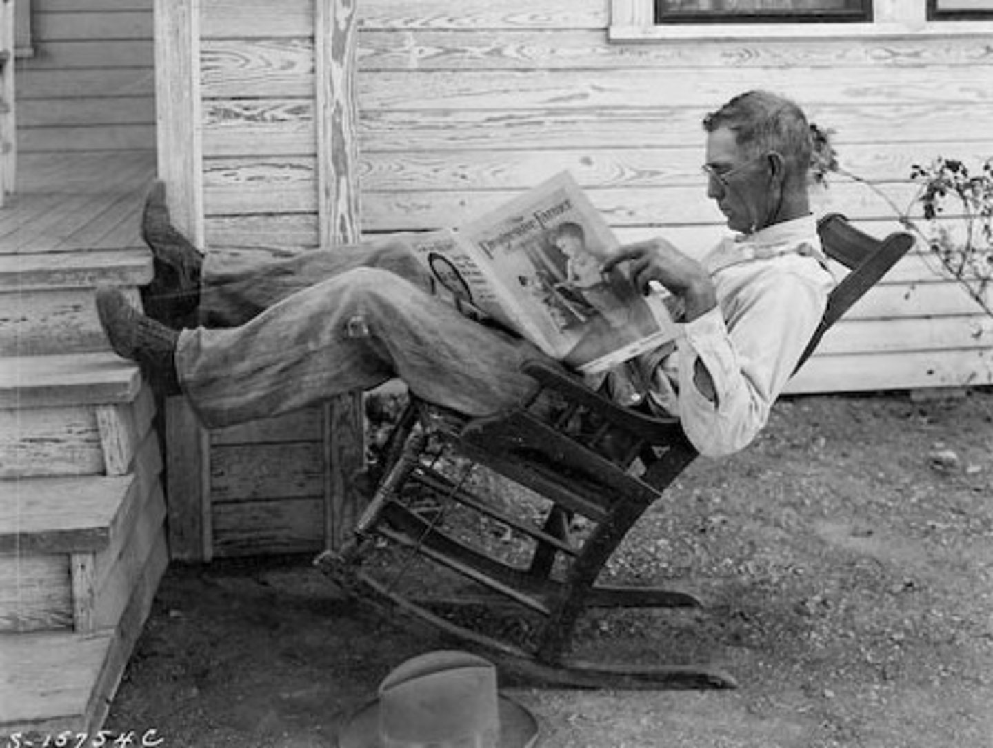 <p>someone with an amateurish or superficial interest in a topic</p>
