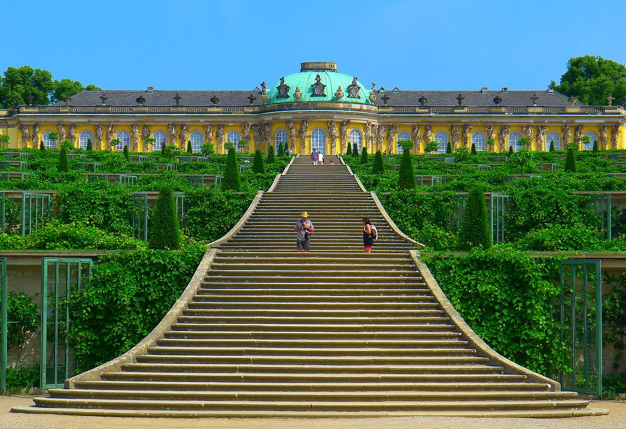 <p><strong>Das Schloss Sanssouci</strong></p>