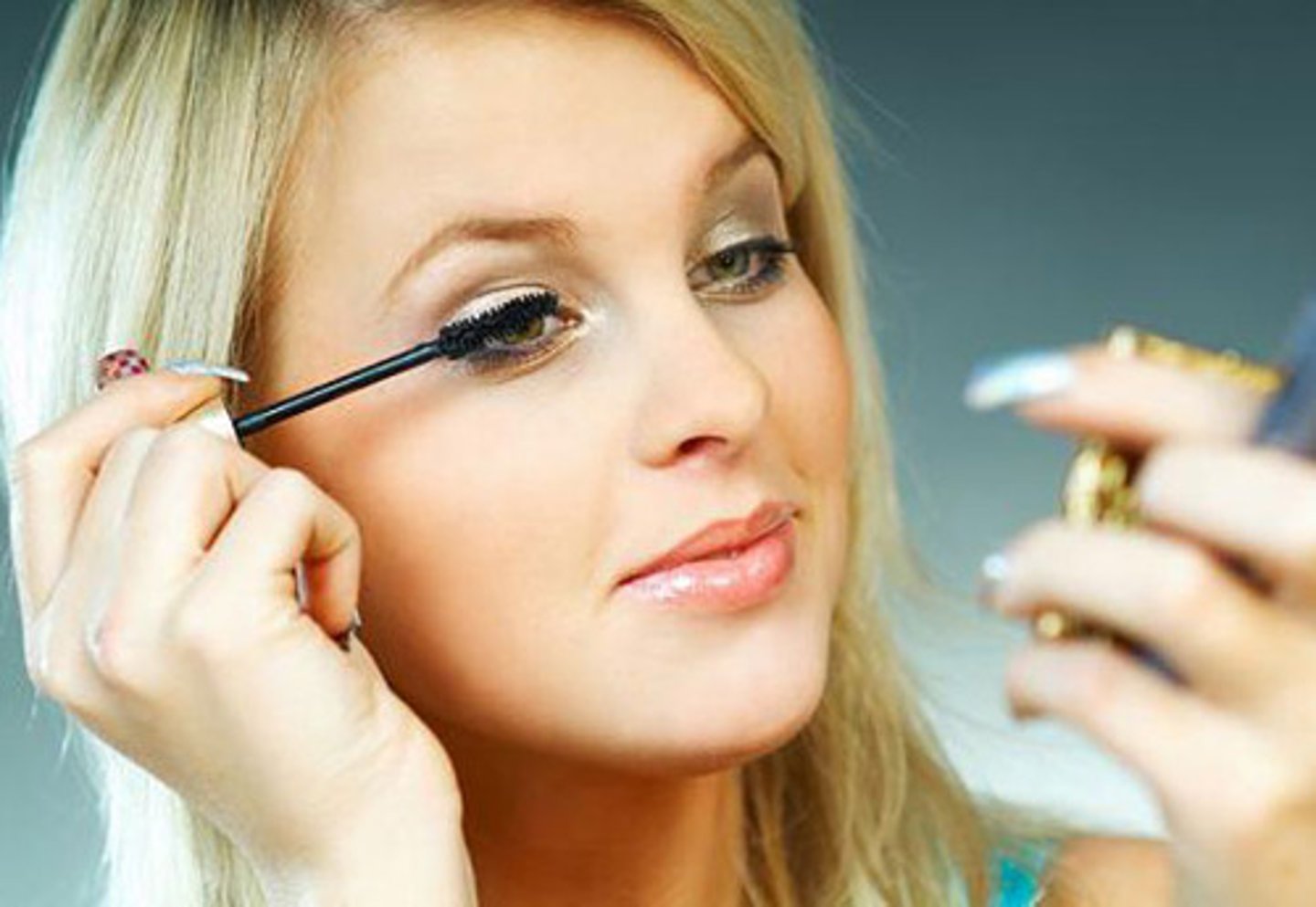 <p>to put on makeup</p>