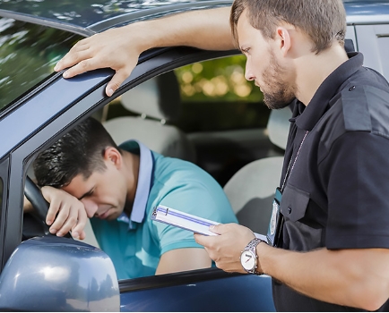 <p>If you do something against the law, you do something <strong>illegal</strong>.</p><p><span>|ɪˈliːɡ(ə)l|</span></p><p>Противозаконный</p>