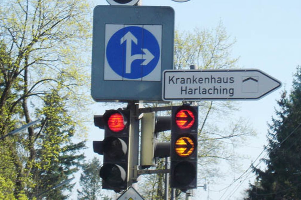 <p>Darf ich bei gelbe pfeilampel schon losfahren?</p>