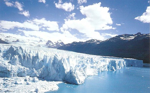 Una masa grande hecho de hielo y nieve
