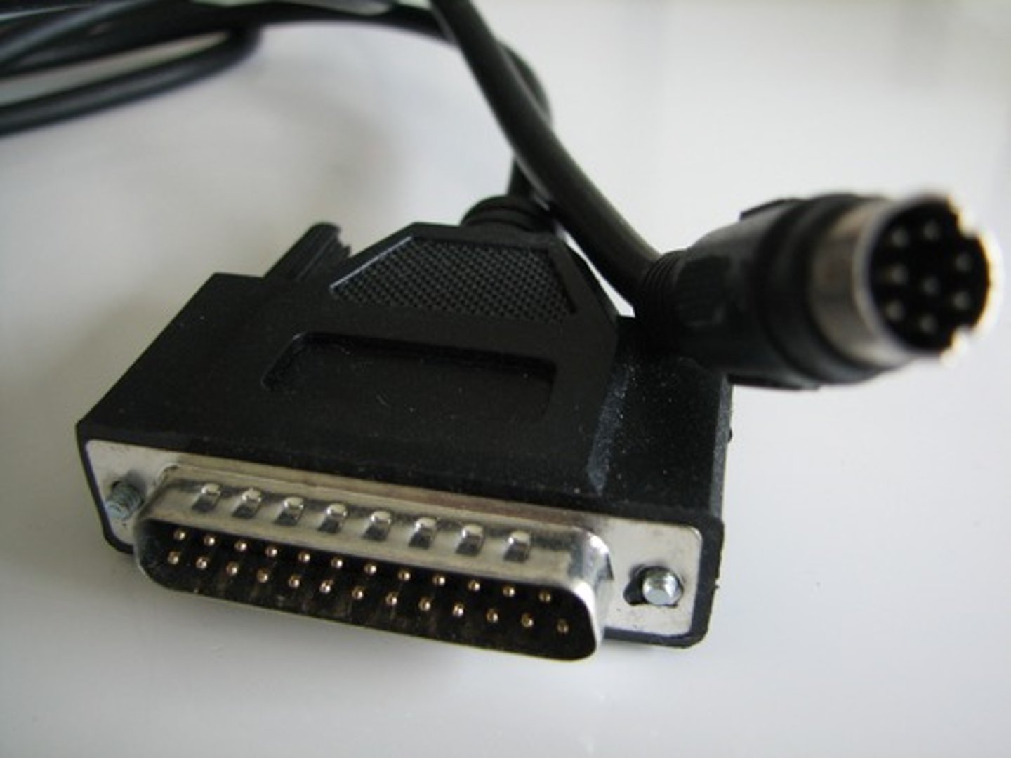 <p>A type of cable with many different styles of connectors used to connect a router to an external CSU/DSU on a leased-line installation.</p>