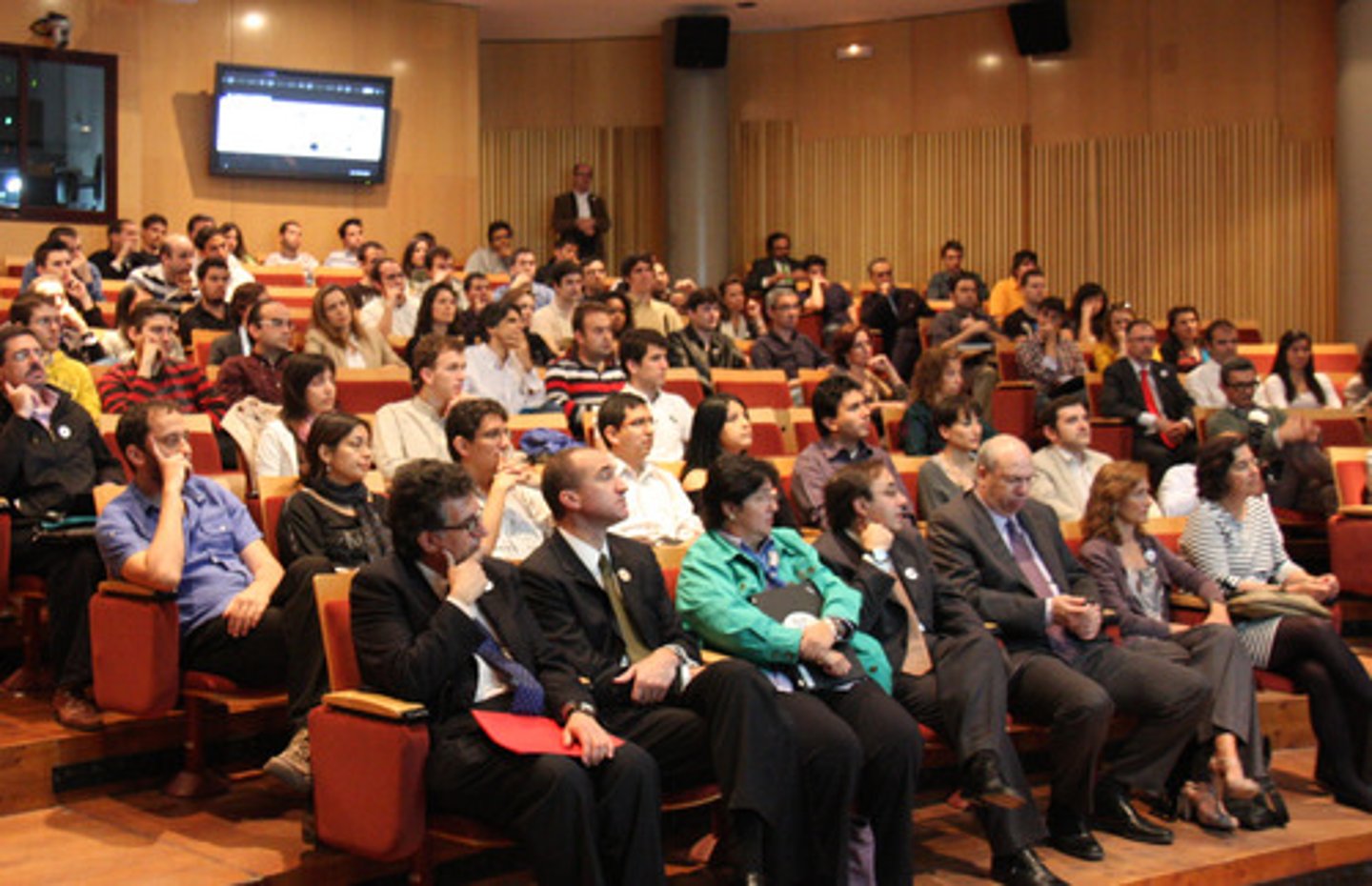 <p>large (in numbers)</p>