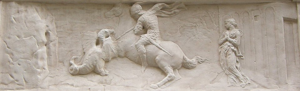 <p>Que se trouve -t-il en dessous de la scuplture de saint george? </p>