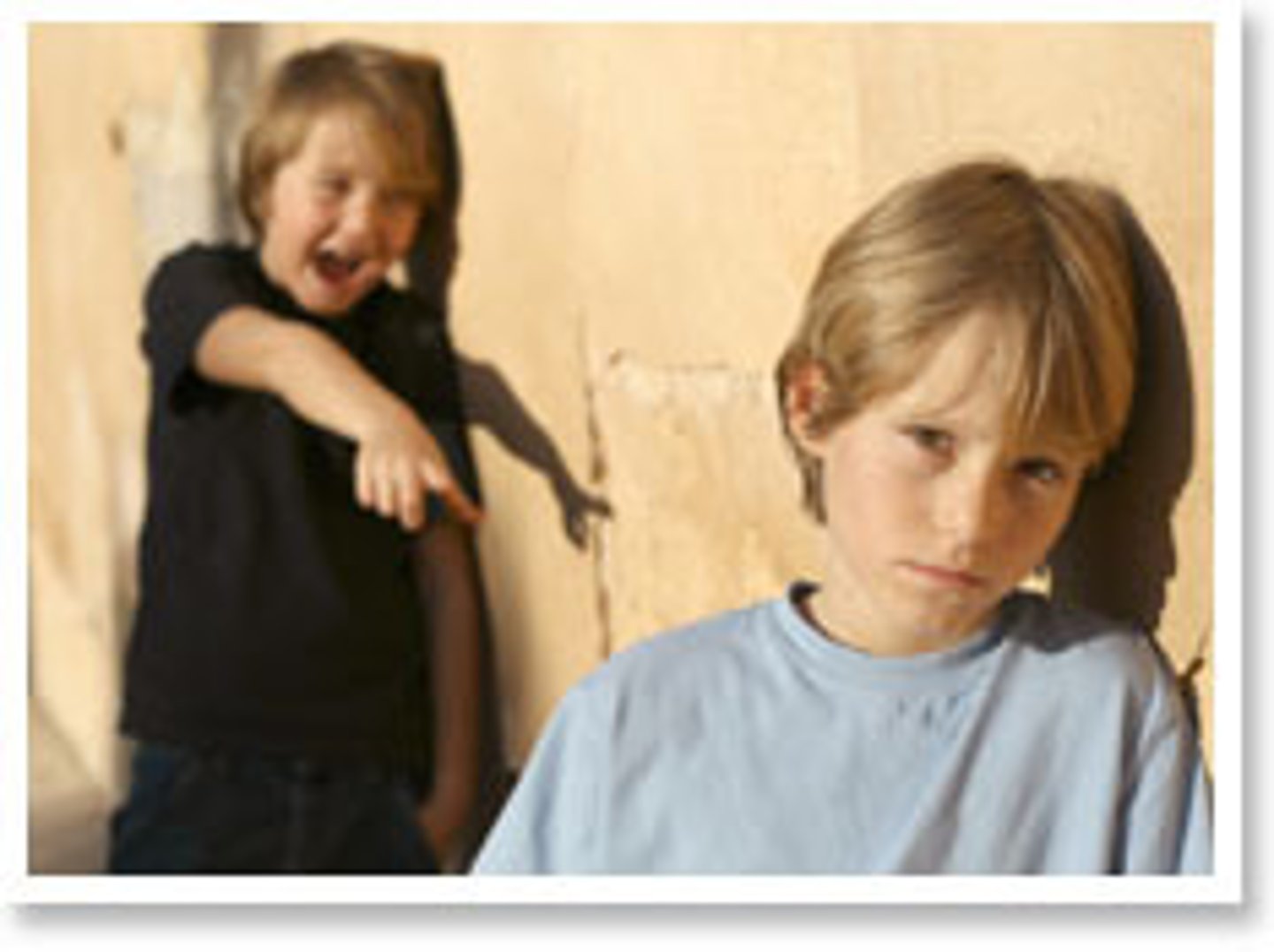 <p>дражнити, докучати(to laugh at someone or say unkind things about them, either because you are joking or because you want to upset that person: I was just teasing - I didn't mean to upset you.)</p>