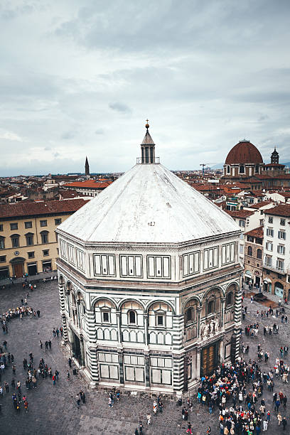 <p>Budowla, kaplica lub wydzielone miejsce w kościele, przeznaczone do obrzędu chrztu.</p>