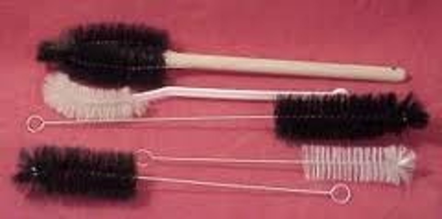 <p>A long handled brush with a rounded surface used to clean the contents of beakers or erlenmeyer flasks.</p>