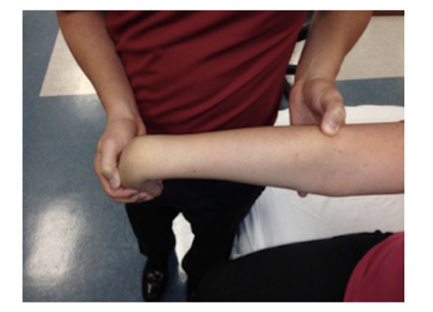 <p>pain in the lateral epicondyle with:</p><p>- forearm pronation</p><p>- elbow extension </p><p>- wrist flexion</p>