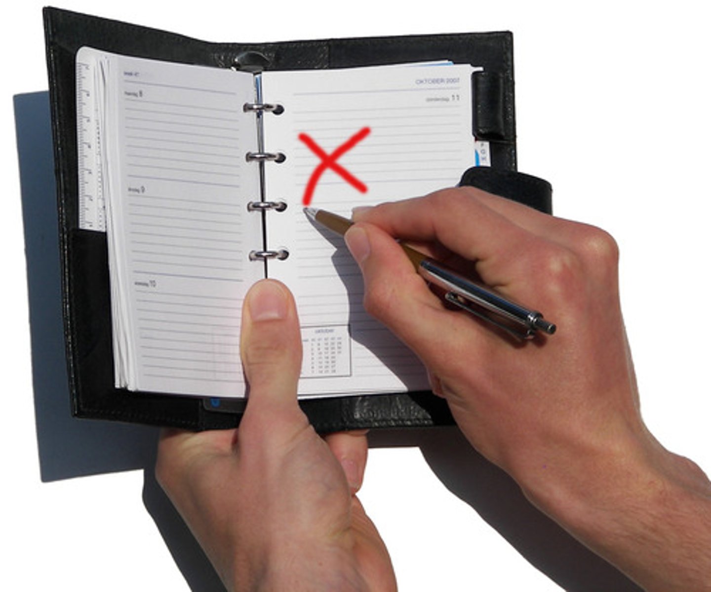 <p>Ik ben helaas ziek, dus ik moet mijn reservering voor vanmiddag _______. | NL: Laten weten dat iets niet doorgaat; afzeggen. | EN: To cancel</p>