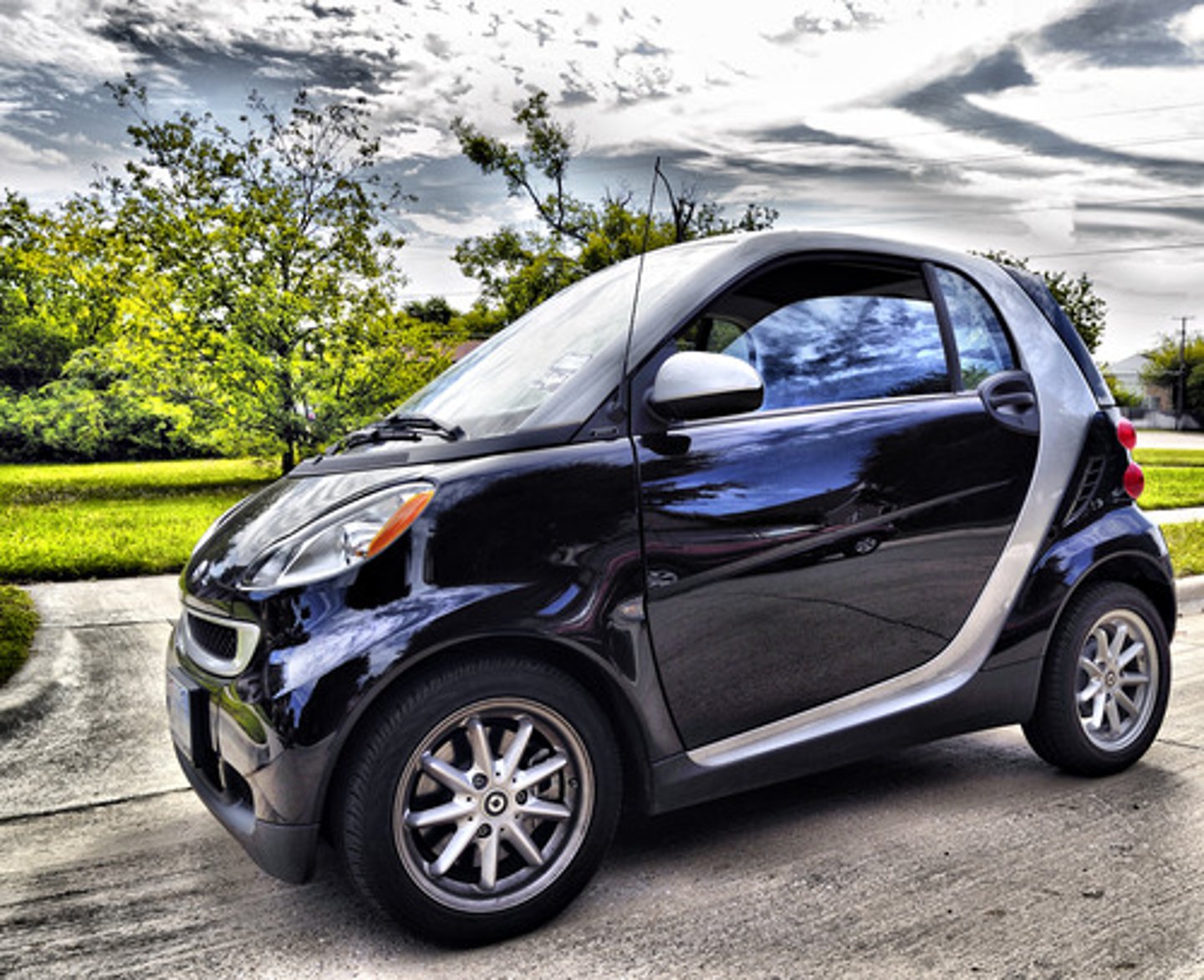 <p>gọn (A compact machine saves space.)</p>