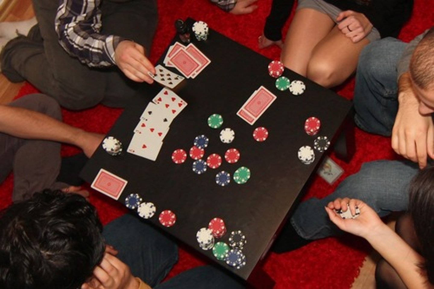 <p>lose money by betting on horses or games (thua sạch)</p>