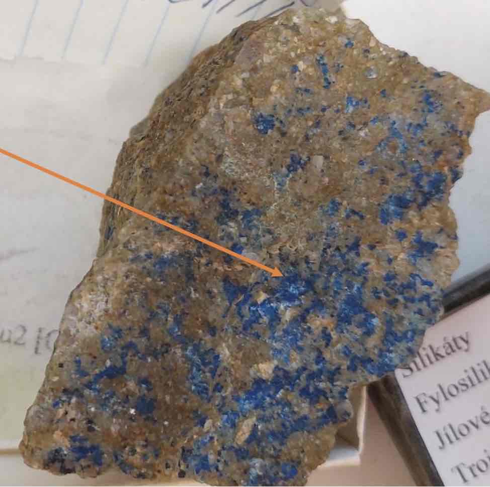 <p>dva minerály</p>