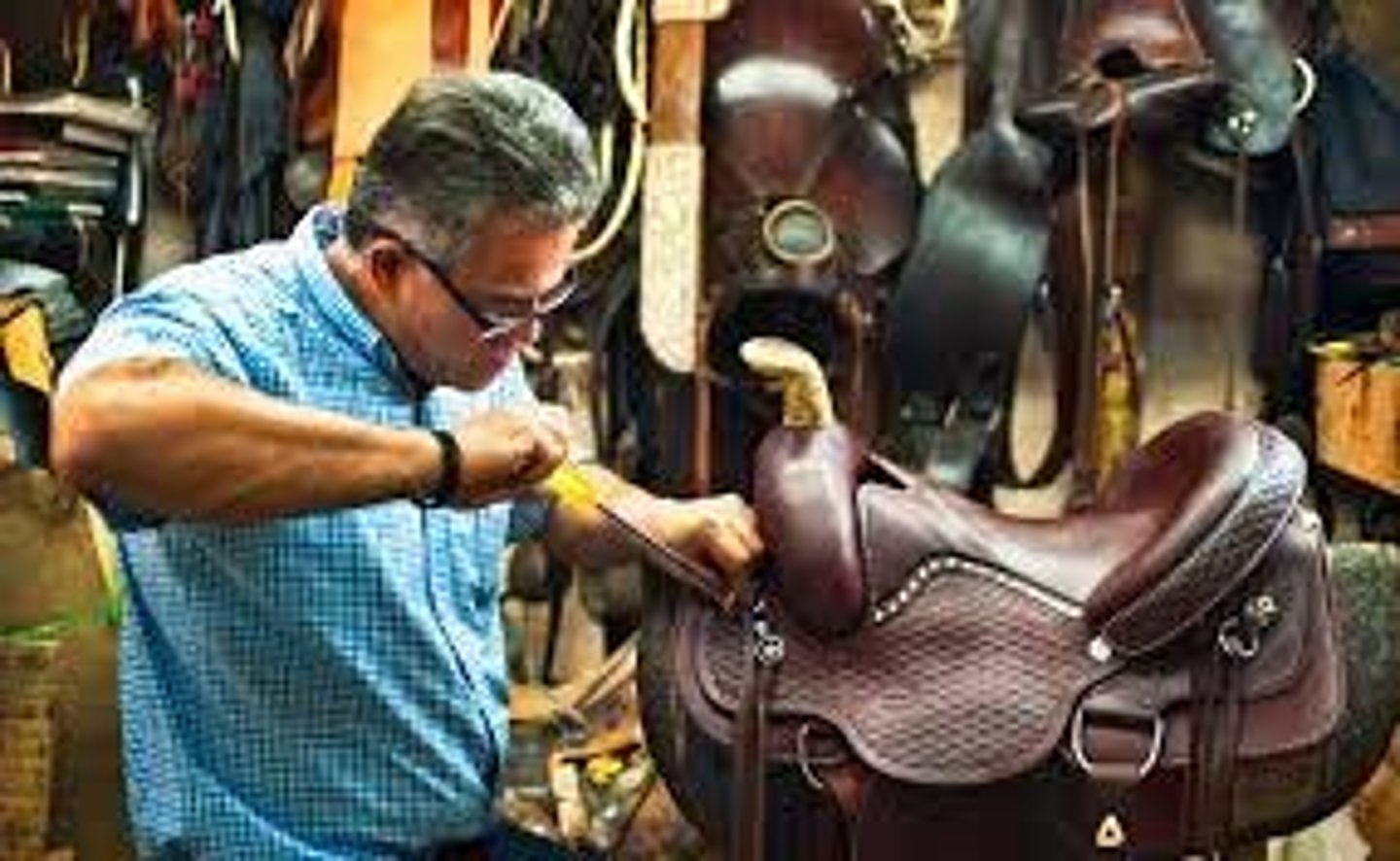 <p>arte de trabajar artículos de cuero</p>