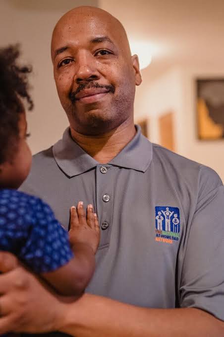 <p>Se sentó con</p><p>Se sentó con sus Padres.</p>