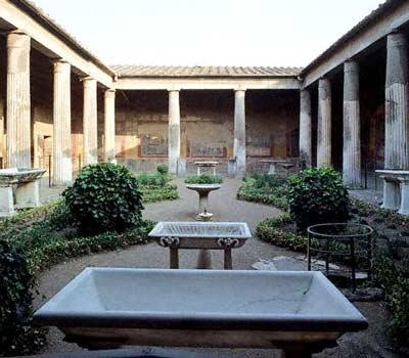 <p>External colonnade on all four sides</p>