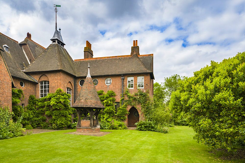 <p>Visions for Reform and Arts and Crafts Movement Architect(s): Philip Webb, William Morris Date: 1860 Integration with the site and local culture, and its structural integrity The ambition to establish a community for working and living Build a house, with brick appearance and asymmetrical layout. And refused the idea of standardization</p>