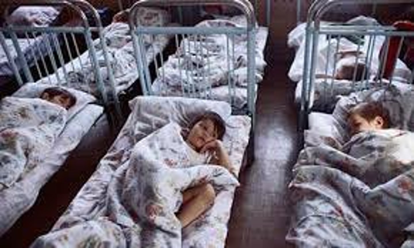 <p>un establecimiento benéfico en el que se recoge a niños huérfanos</p>