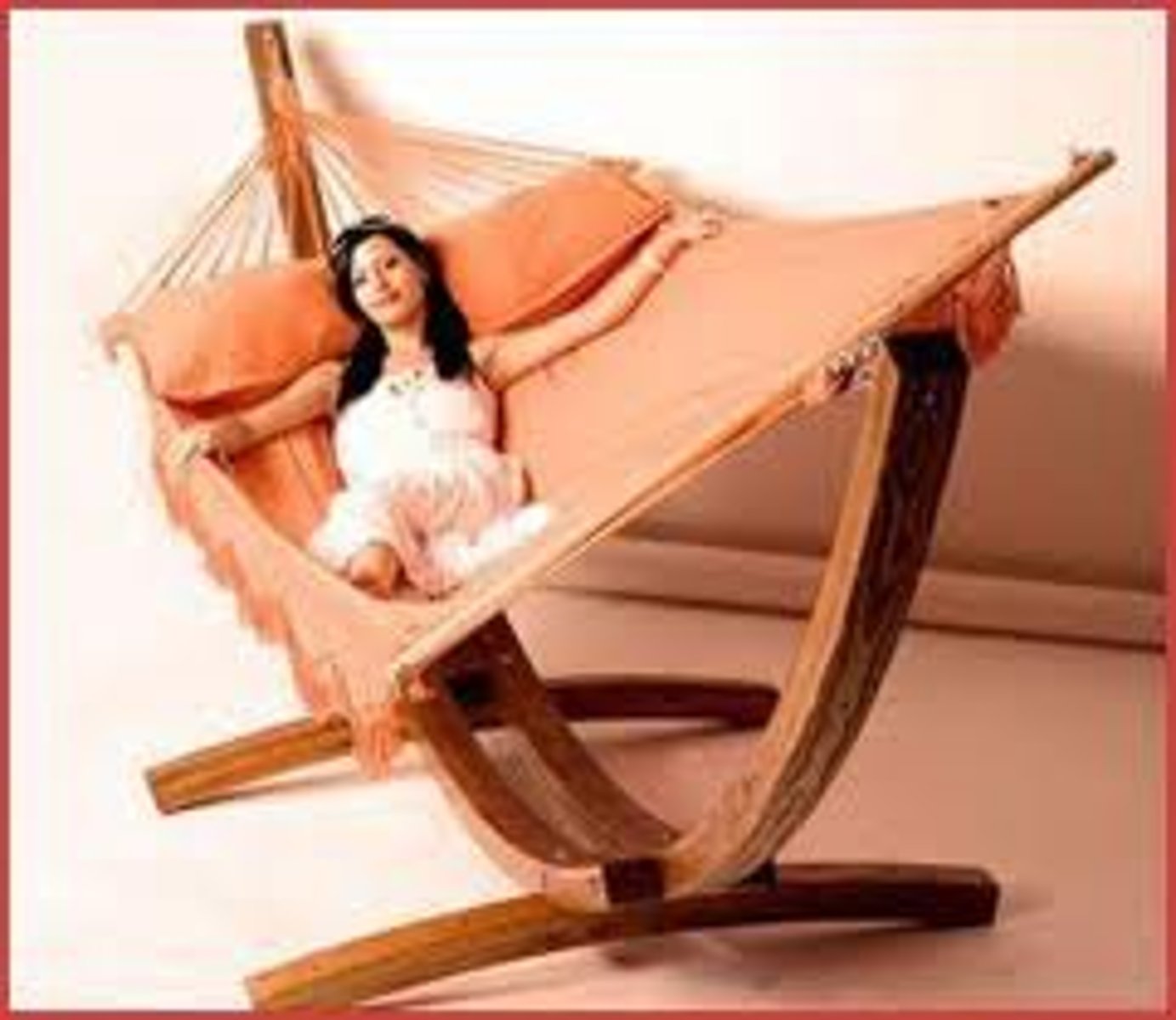 <p>(adv) một cách thoải mái, một cách dễ chịu</p>