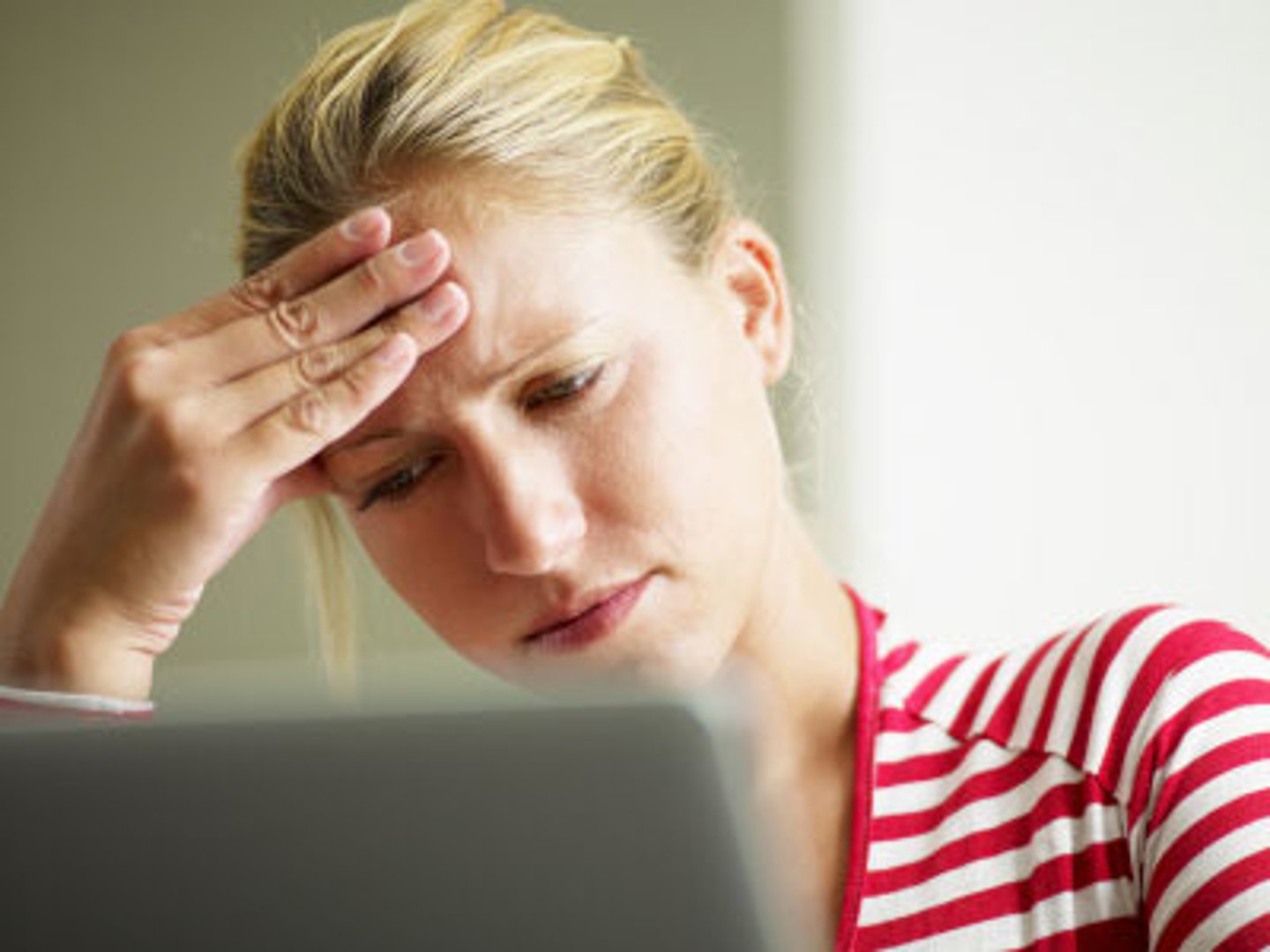 <p>bày tỏ lo ngại về = voice worry = express concern</p>