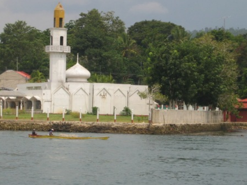 <p><span>Oldest mosque in Basilan Island, painted white with a minaret featuring yellow colors on the upper half.</span></p>